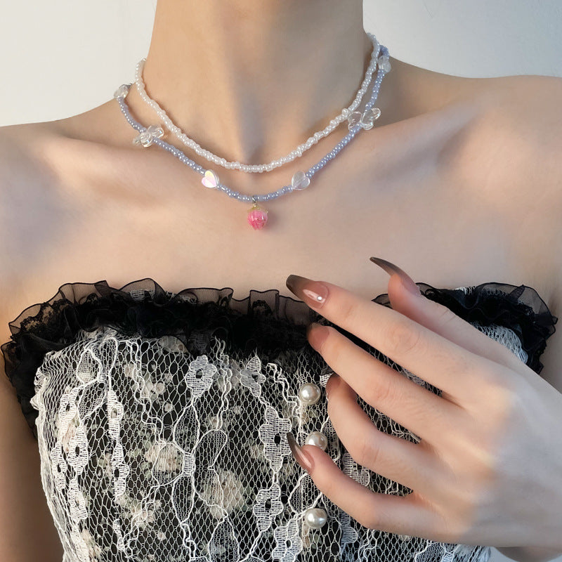Collier double rang de perles et fleurs pour femme, un bijou raffiné et léger, empreint de luxe.