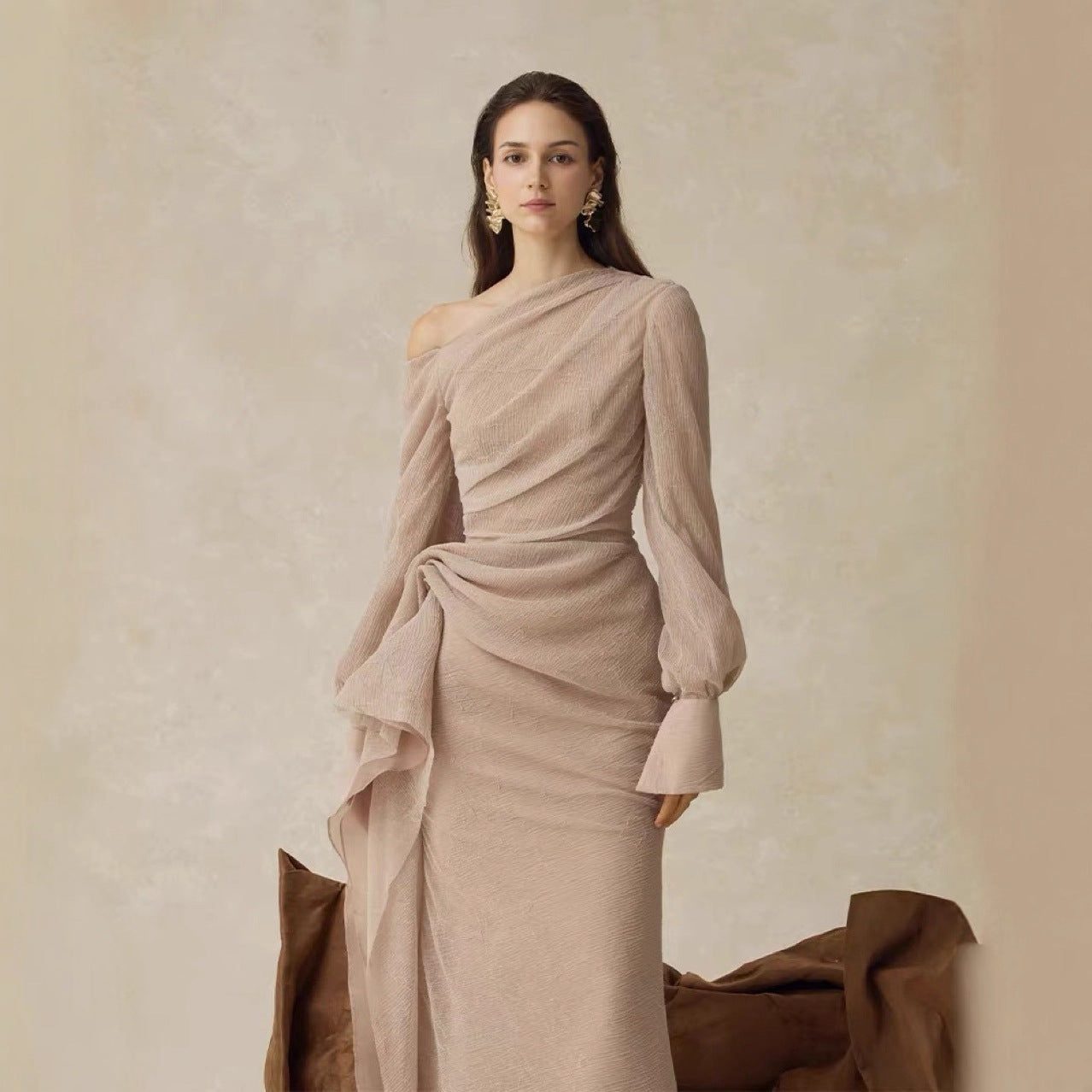 Gentle-style Pleated Long-sleeve Waist-cinching Off-shoulder Gown With Pleats In A Ladylike Aesthetic