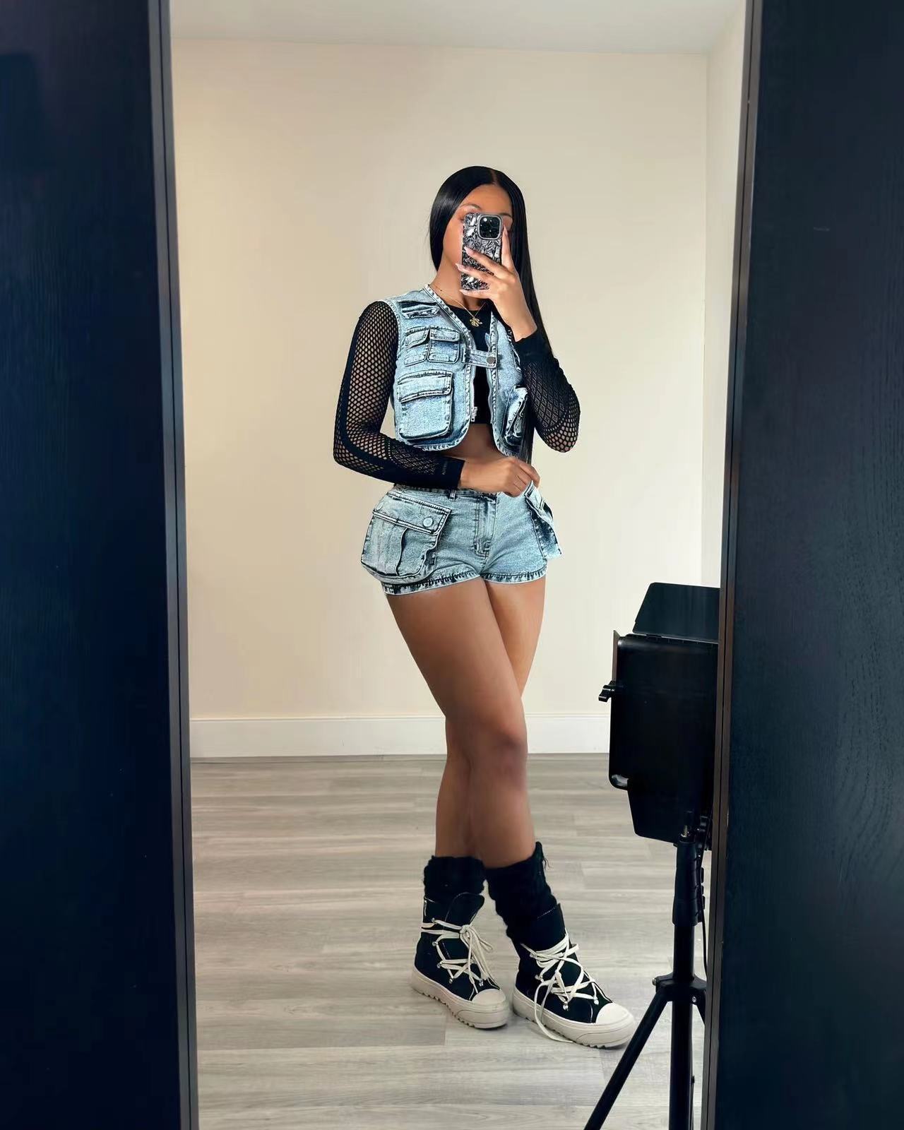 Completo casual in denim con gilet multi-borsa