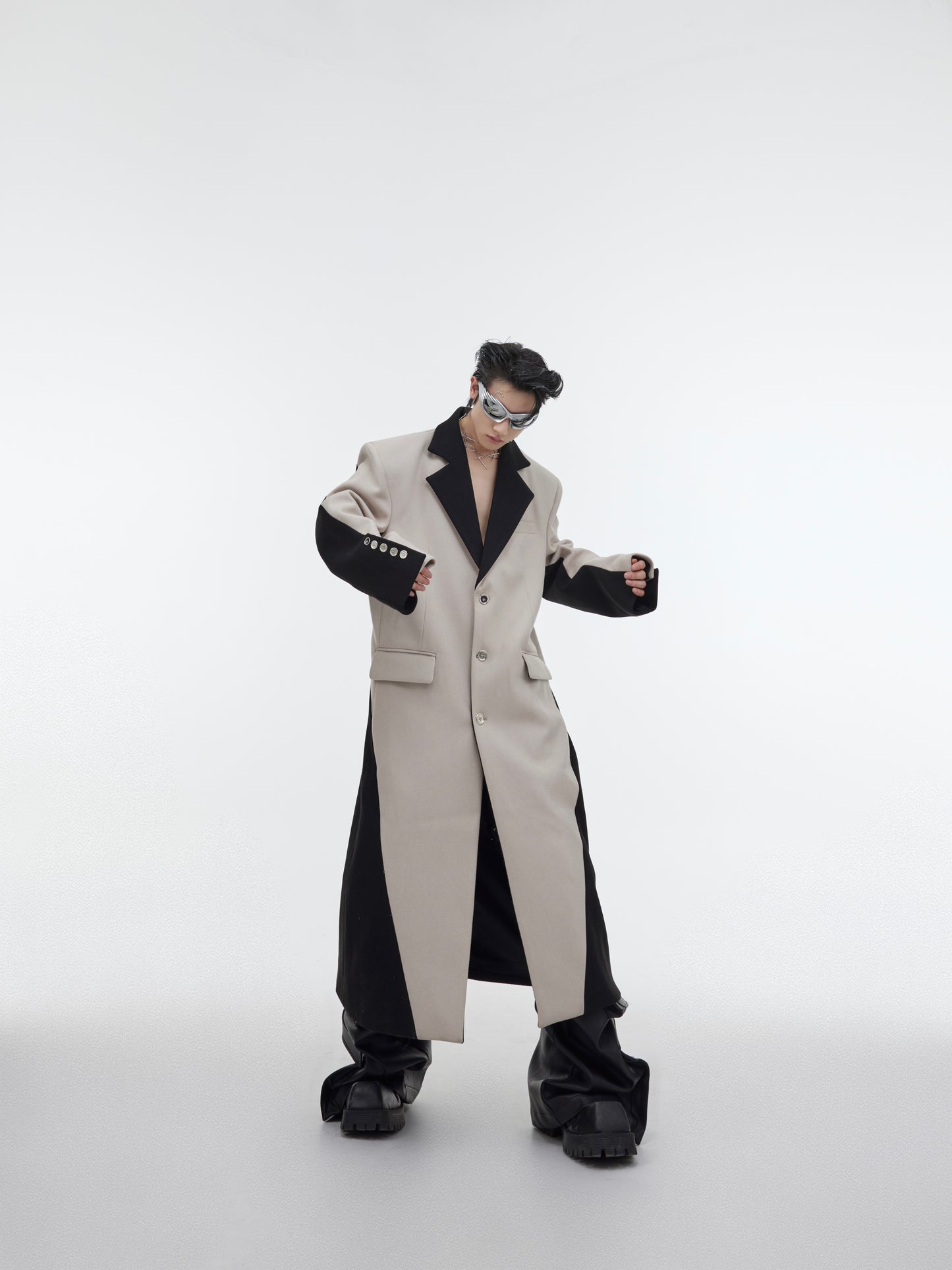 Cappotto lungo in lana al ginocchio con patchwork di colori a contrasto