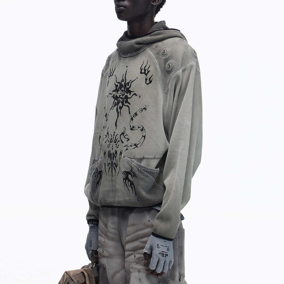 Le sweat à capuche en maille gaufrée vous garde au chaud.