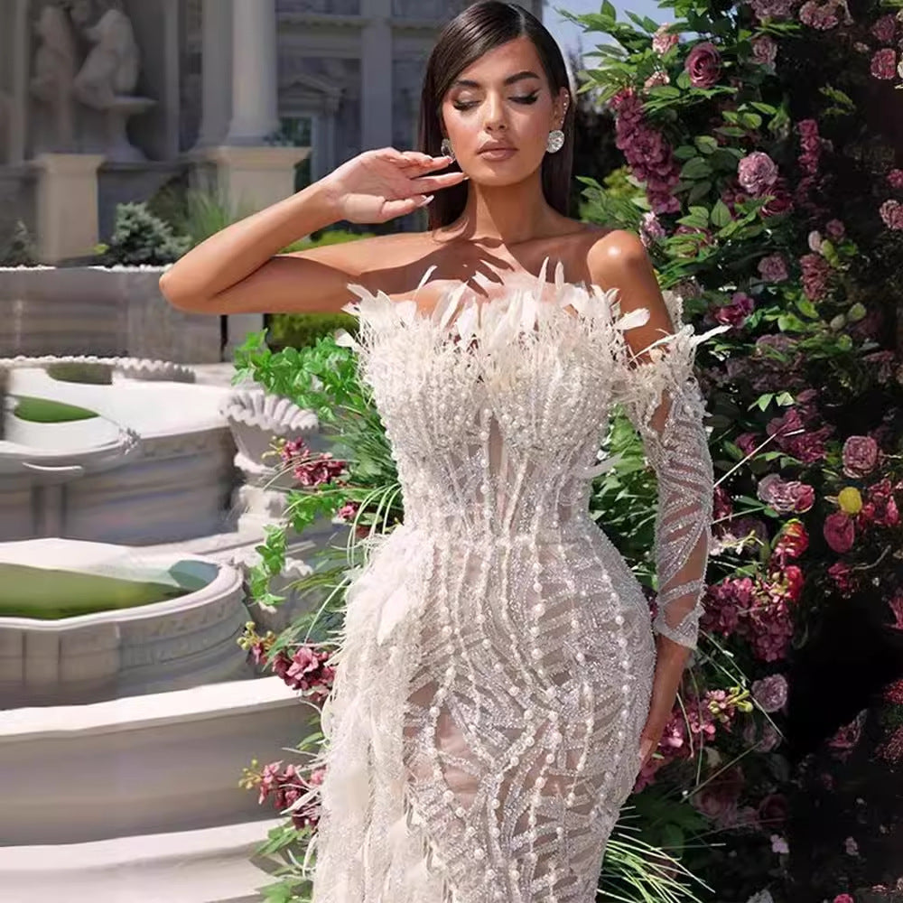 Abito con drappeggio fatto a mano con paillettes perline e cuciture a piume