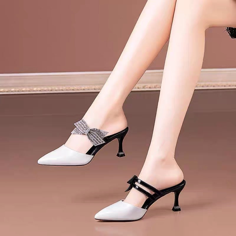 Vêtements d'extérieur à la mode, talons hauts et demi-traînée