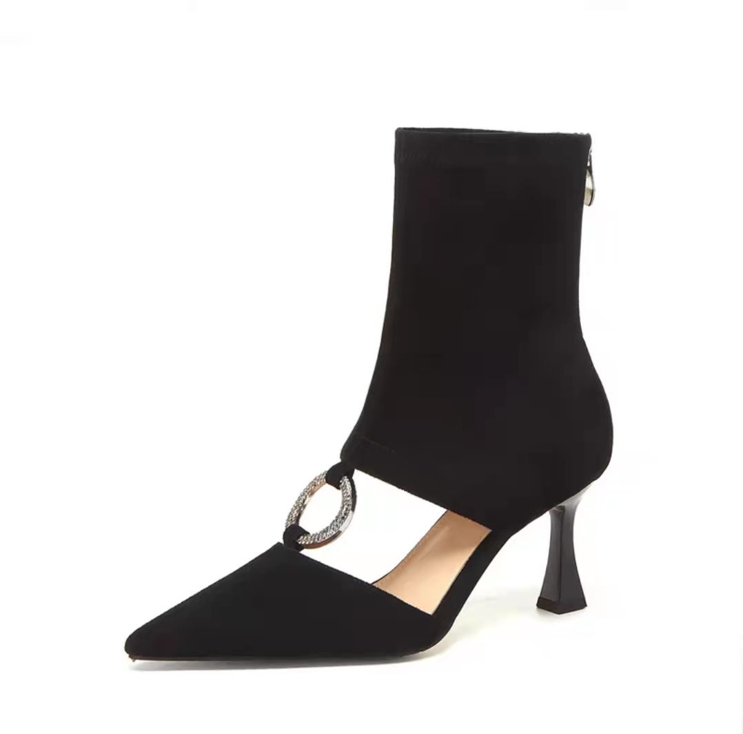 Sandali con tacco alto e cavi di nicchia, stile street bombing estivo