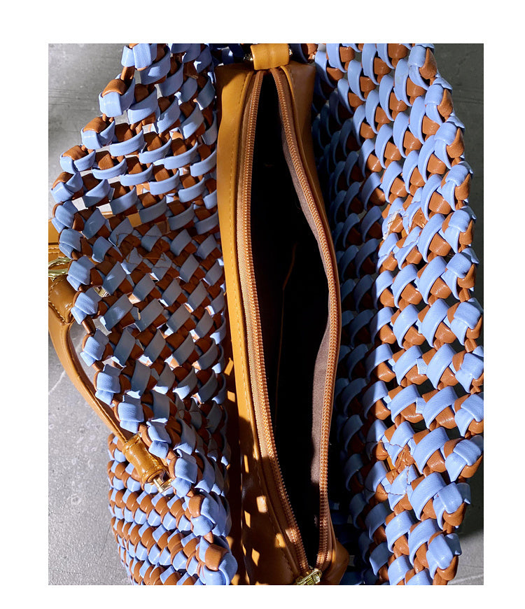 Borsa tote intrecciata a mano in pelle di mucca color a contrasto