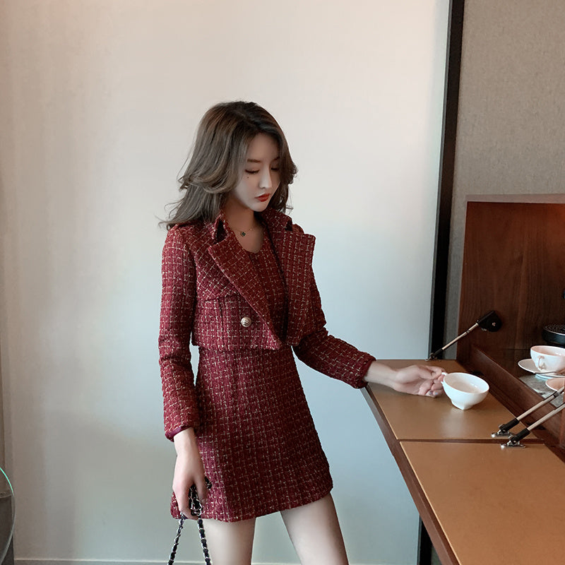 Ensemble veste cintrée à col ajusté, gilet à nœud papillon et jupe