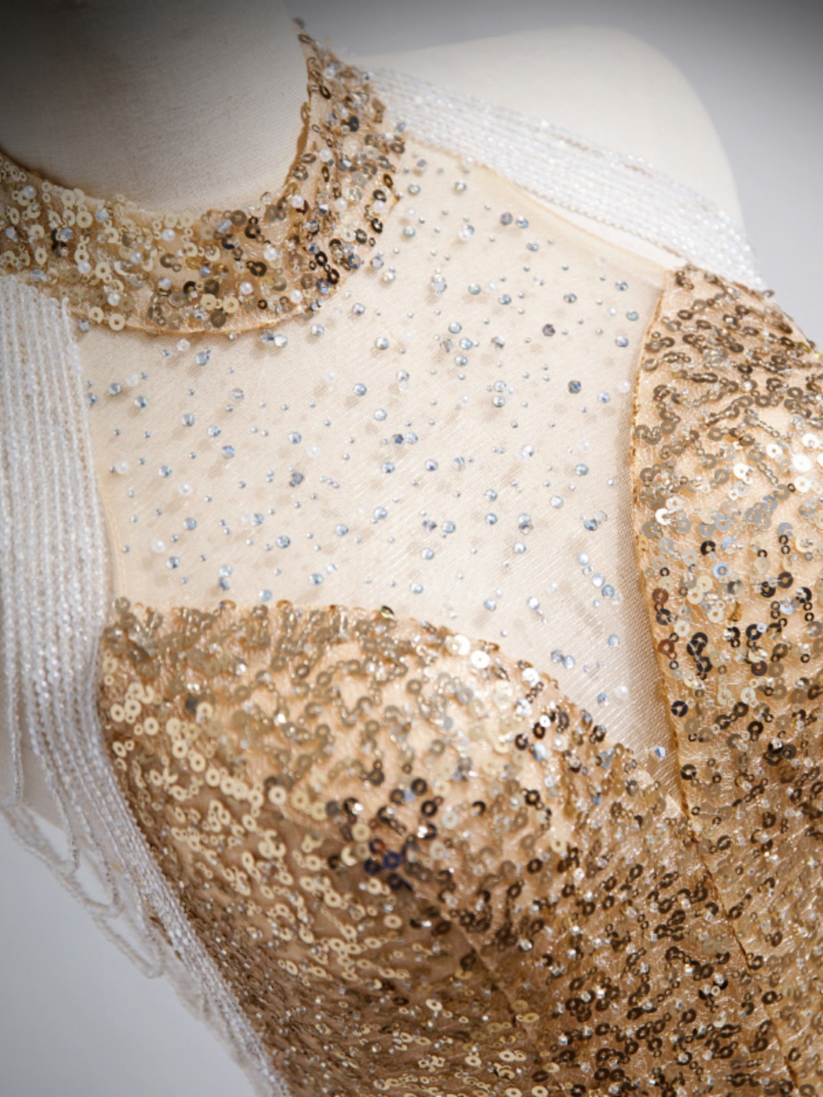 Abito da sera dorato per l'ospite femminile