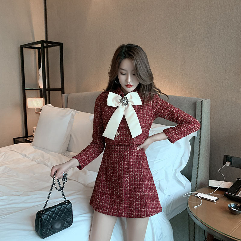 Ensemble veste cintrée à col ajusté, gilet à nœud papillon et jupe