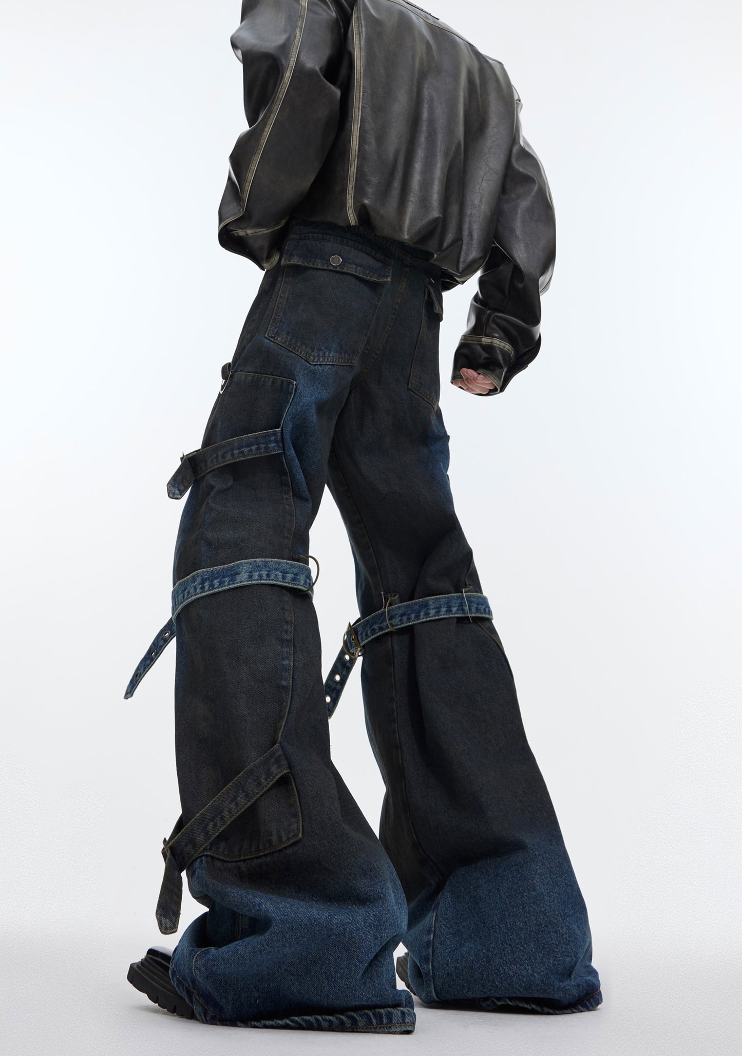 Pantalon décontracté en denim à lacets rétro, légèrement tendu, avec boucle métallique.