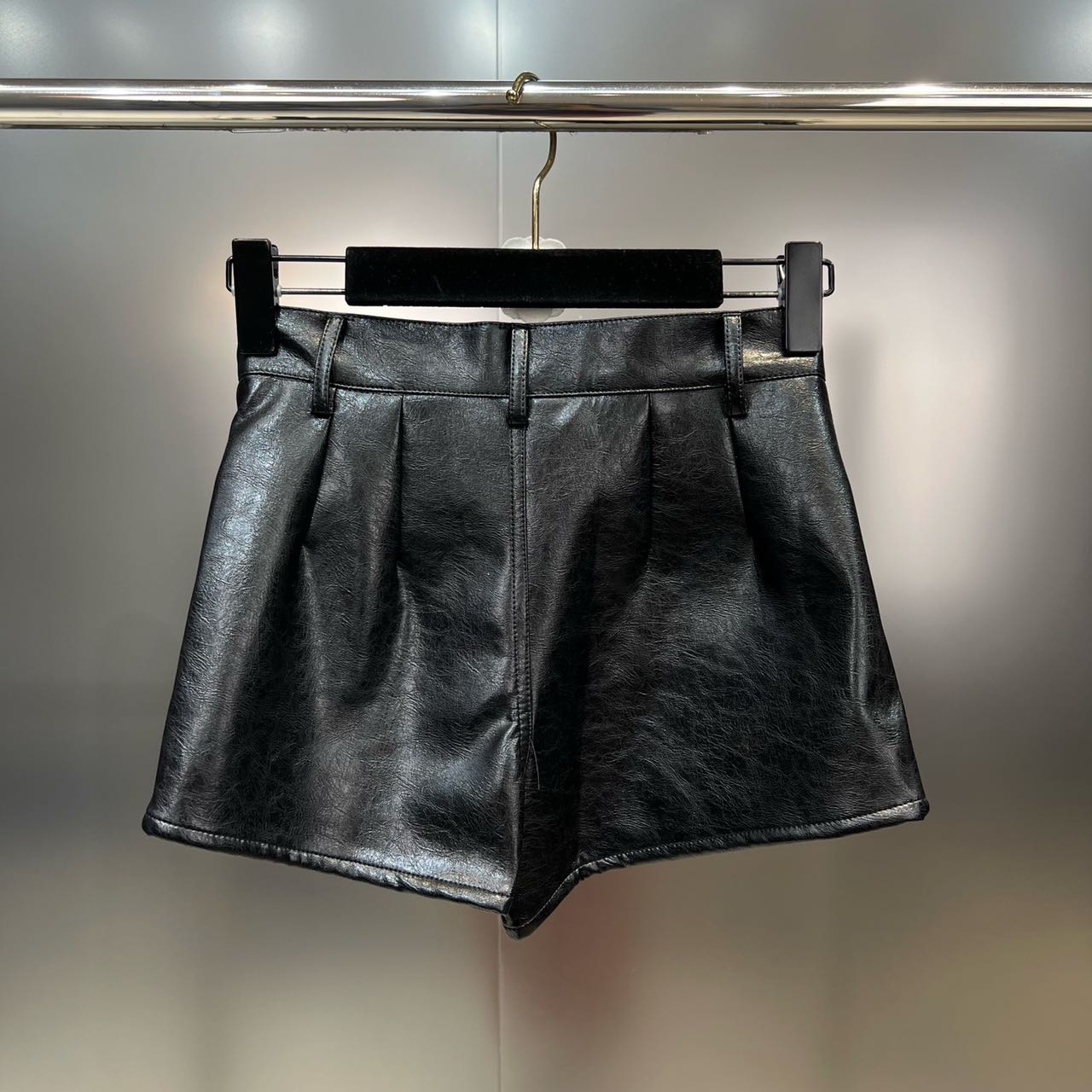 Ensemble pour femme : débardeur dos nu et short en PU brillant