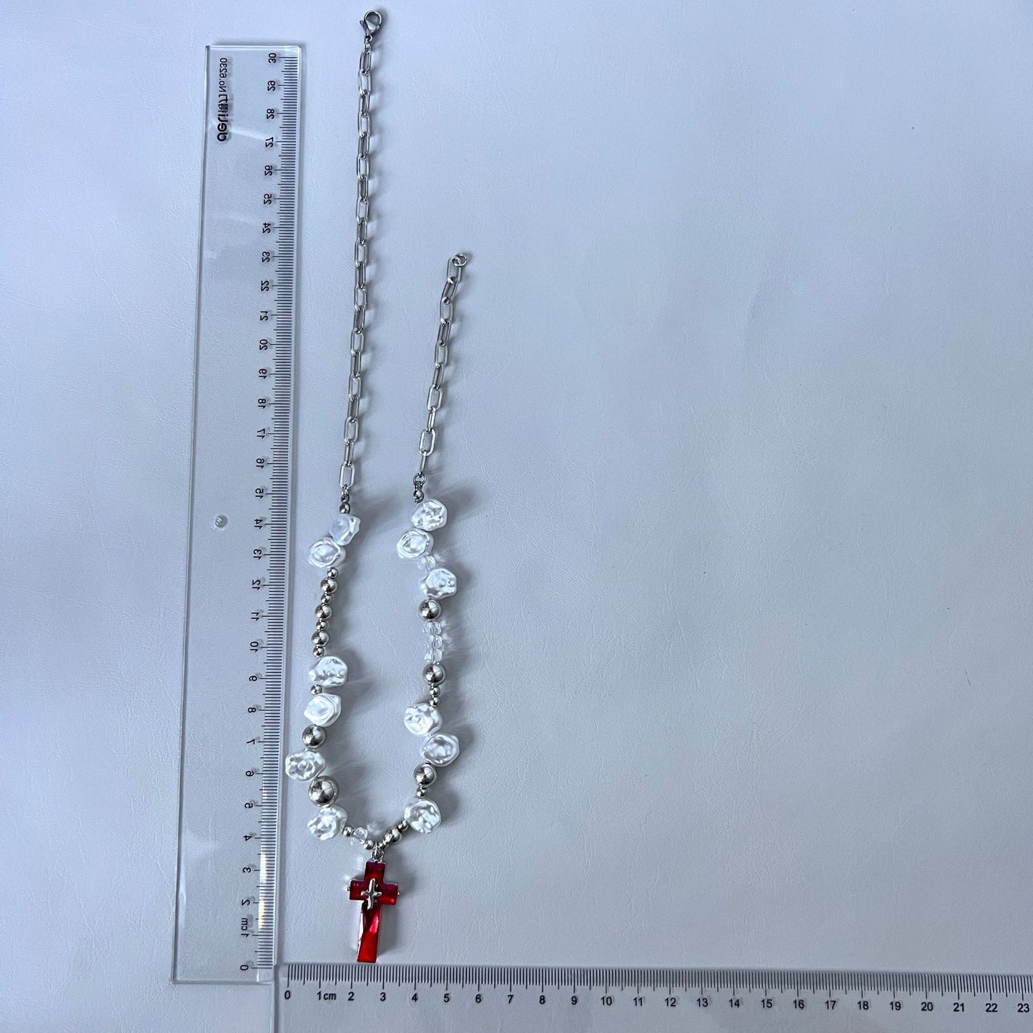 Collier croix en perles et zircon rouge
