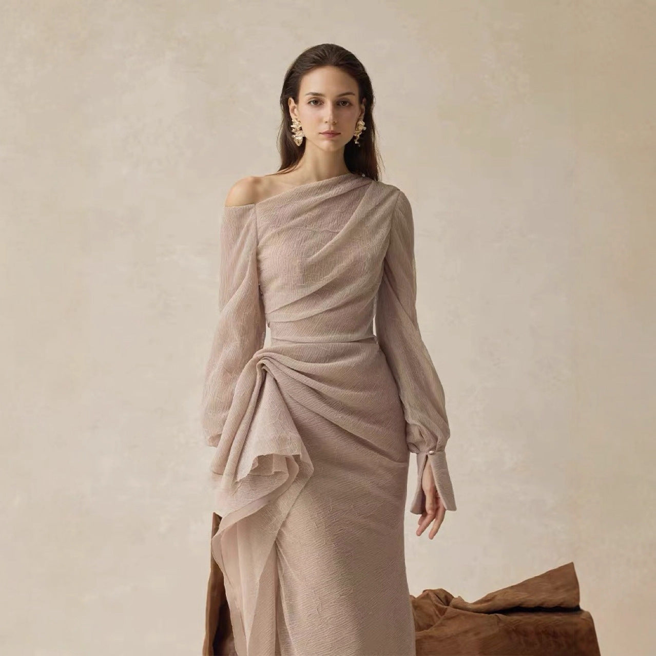 Gentle-style Pleated Long-sleeve Waist-cinching Off-shoulder Gown With Pleats In A Ladylike Aesthetic