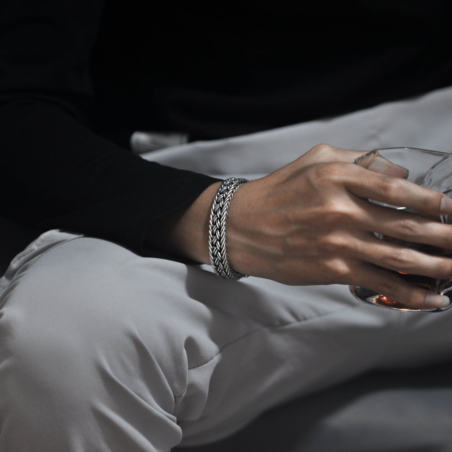 Bracciale intrecciato largo in argento S925 da uomo, con fibbia ad anello spessa e generosa