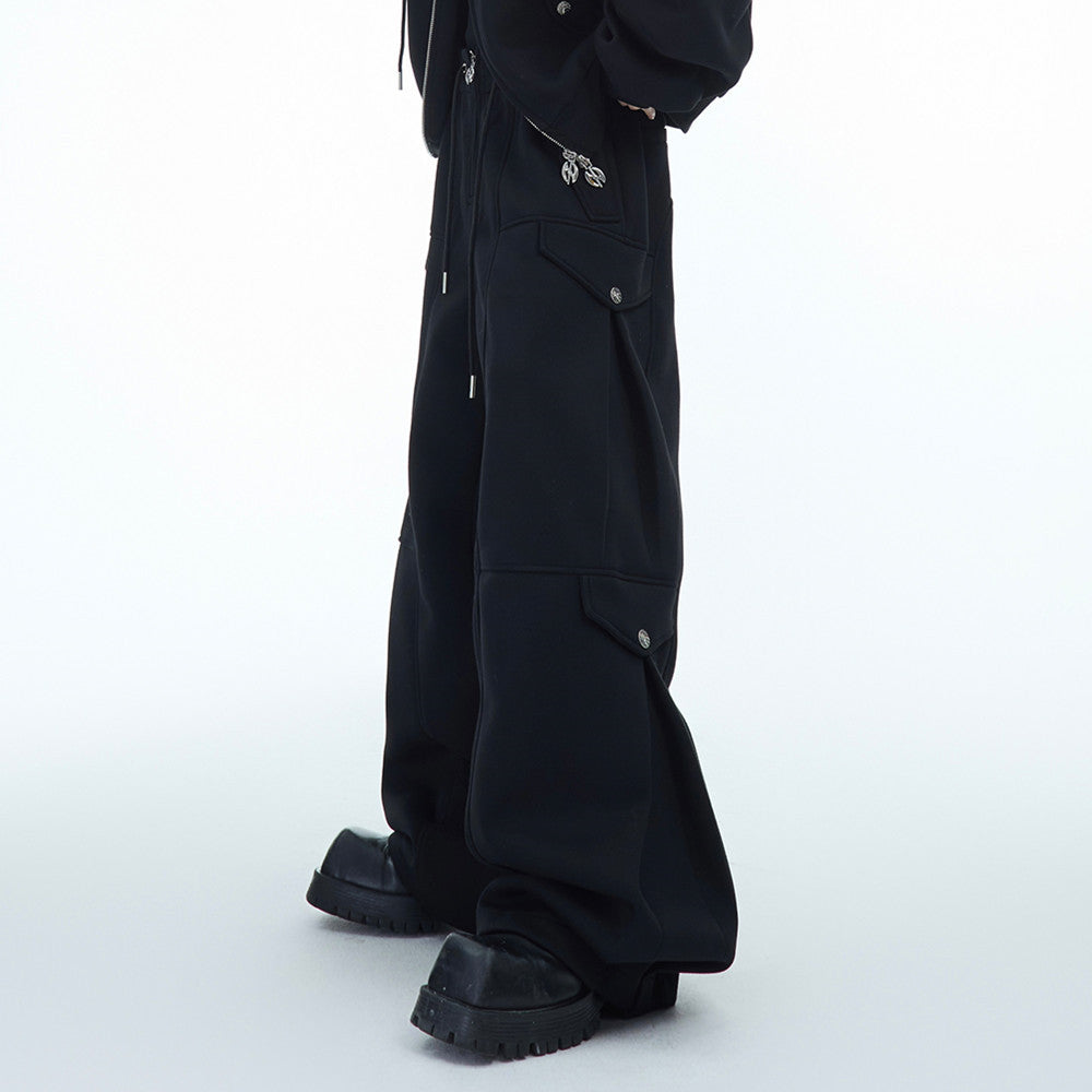 Design piegato con un senso di silhouette e pantaloni casual ispessiti