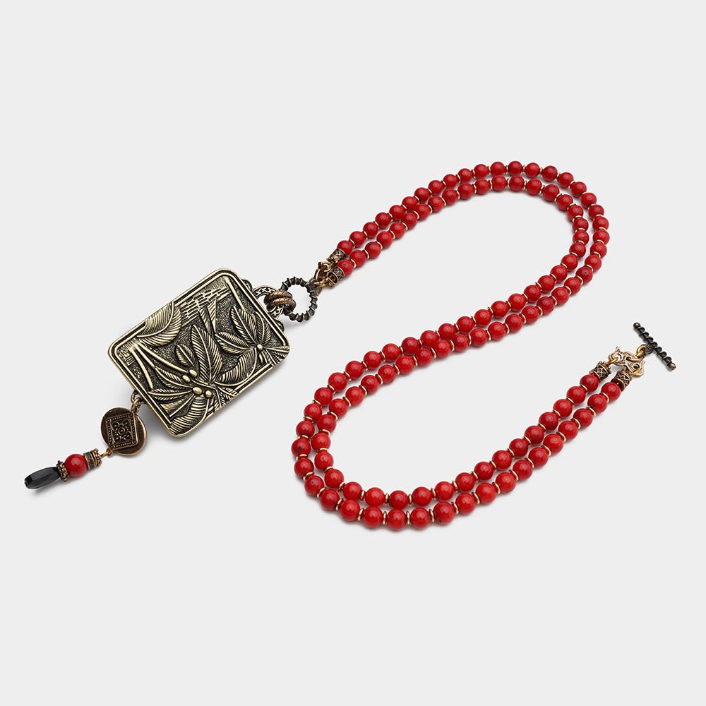 Collier en perles de bambou de la mer Rouge avec chaîne en agate naturelle et cigale dorée