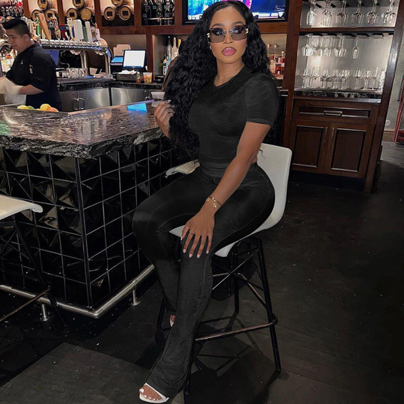 Ensemble automne-hiver pour femme, coupe ajustée, haut à manches courtes flatteur et pantalon taille haute décontracté.