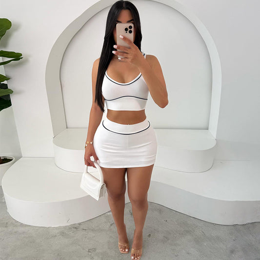 Combinaison de sport et de loisirs avec débardeur court et jupe à la hanche