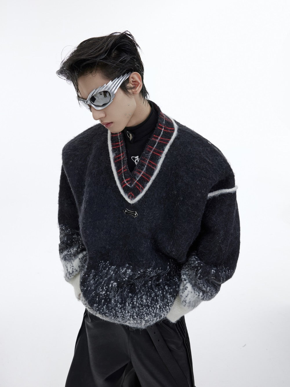 Le pull en tricot pelucheux est paresseux et ample