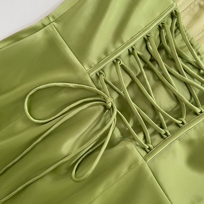 Robe longue en satin plissé à col carré et coupe ajustée française