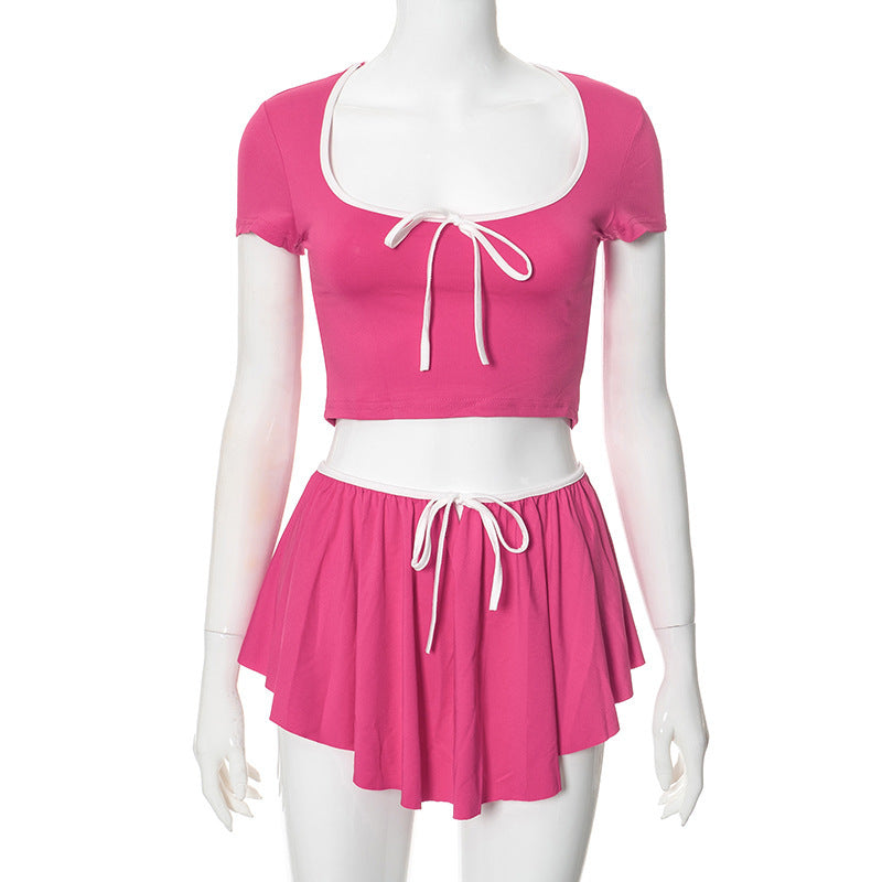 Completo gonna a vita bassa slim fit con scollo quadrato e maglietta