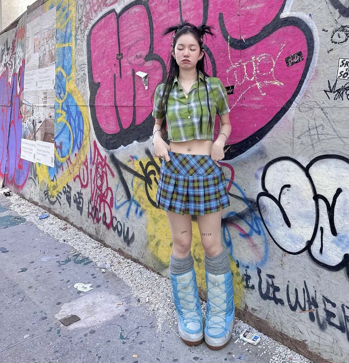 Jupe courte plissée taille haute pour femme, fine et assortie, avec un mot.