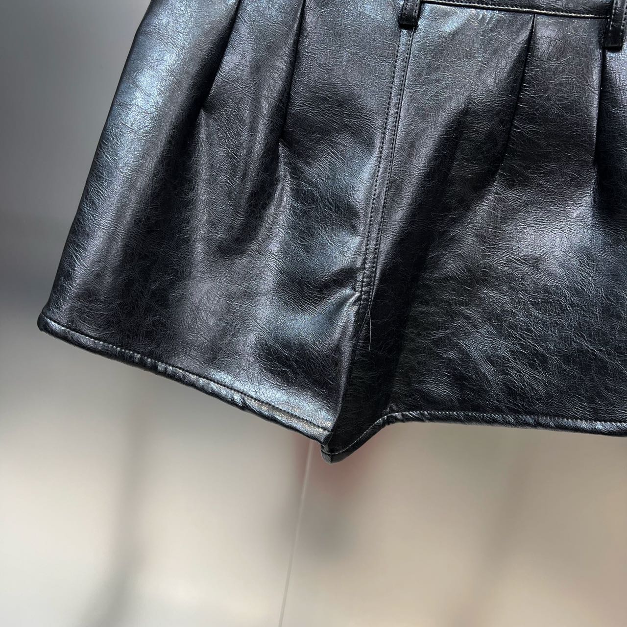 Ensemble pour femme : débardeur dos nu et short en PU brillant