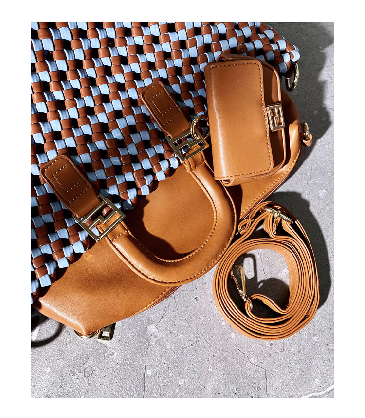 Borsa tote intrecciata a mano in pelle di mucca color a contrasto