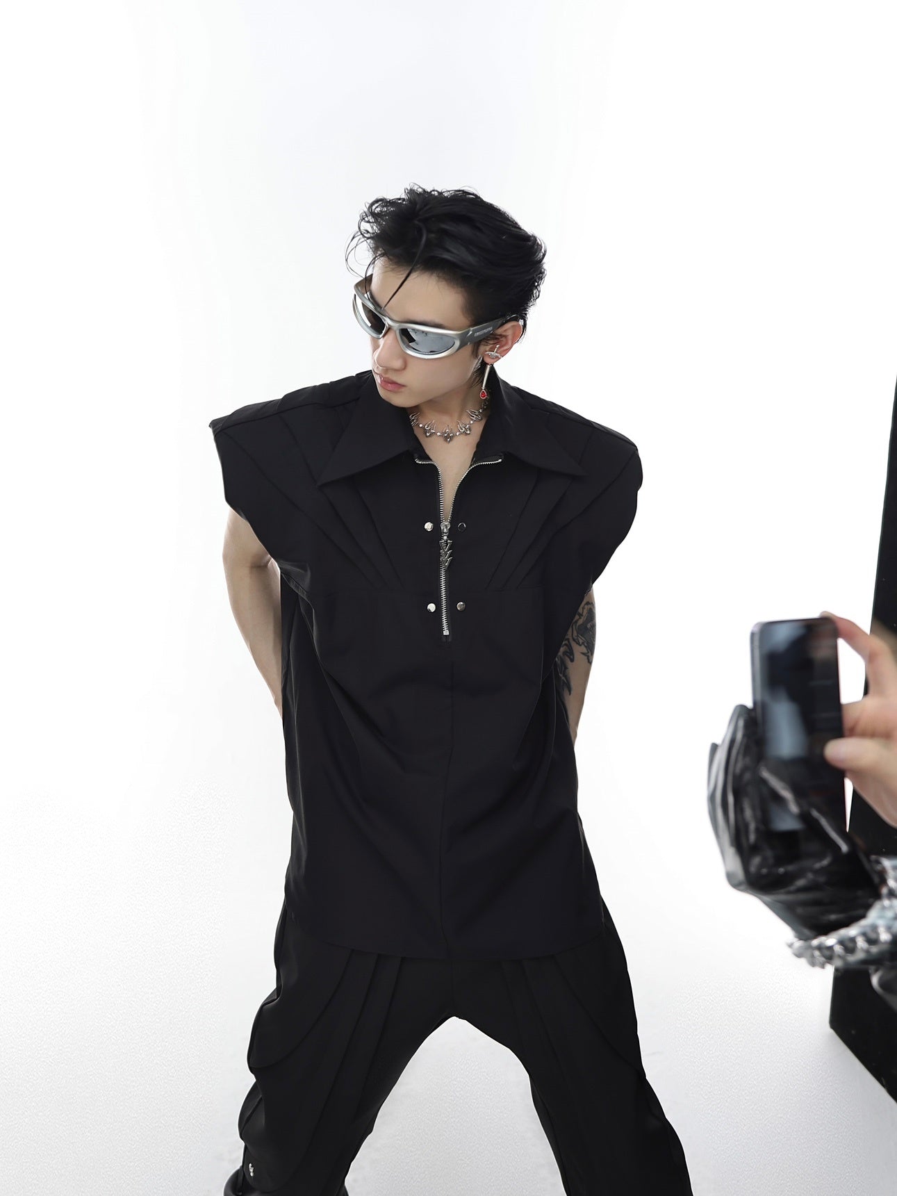 Chemise sans manches à fermeture éclair en métal, plissée et rembourrée, déconstruite et dimensionnelle