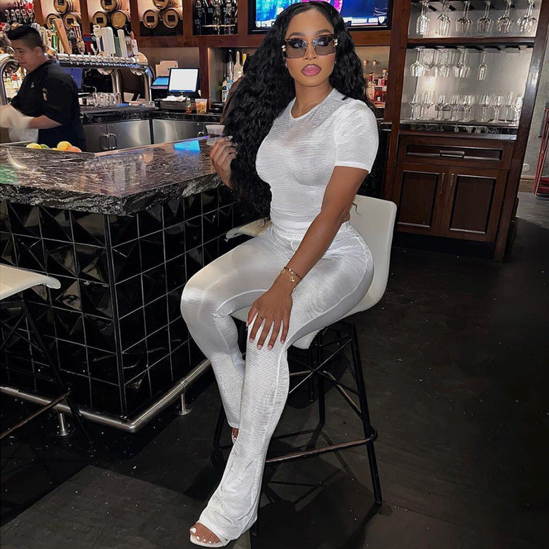 Ensemble automne-hiver pour femme, coupe ajustée, haut à manches courtes flatteur et pantalon taille haute décontracté.