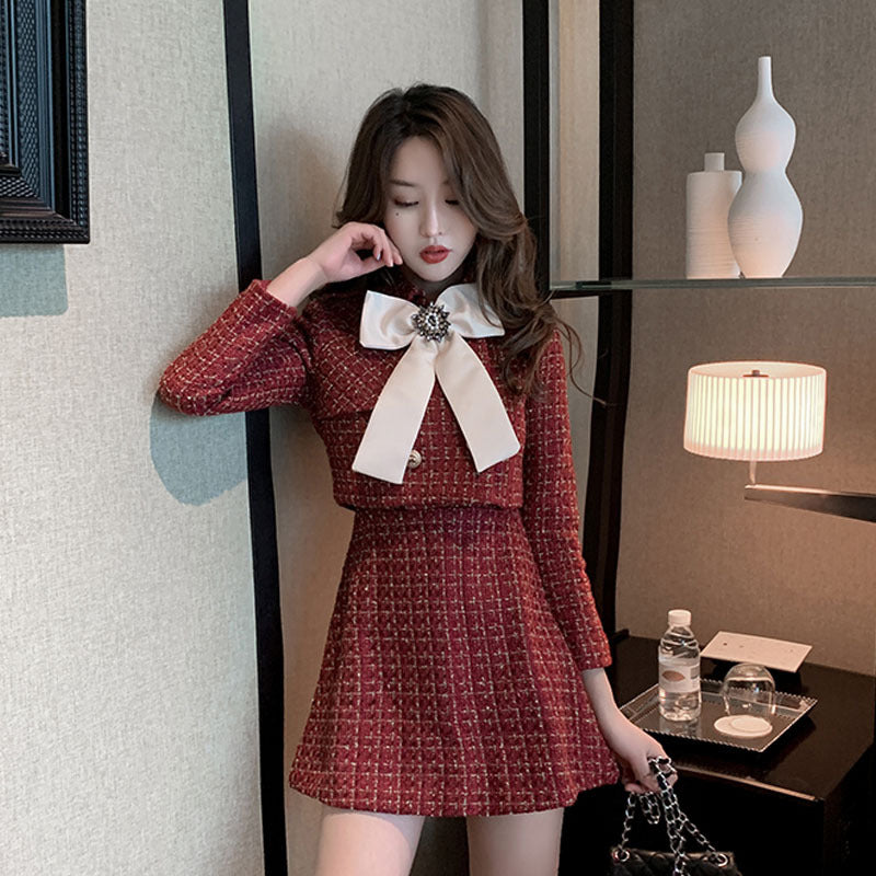 Ensemble veste cintrée à col ajusté, gilet à nœud papillon et jupe