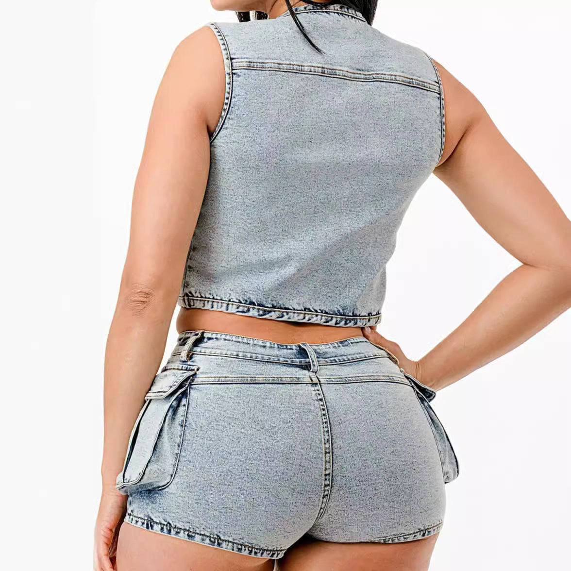 Completo casual in denim con gilet multi-borsa