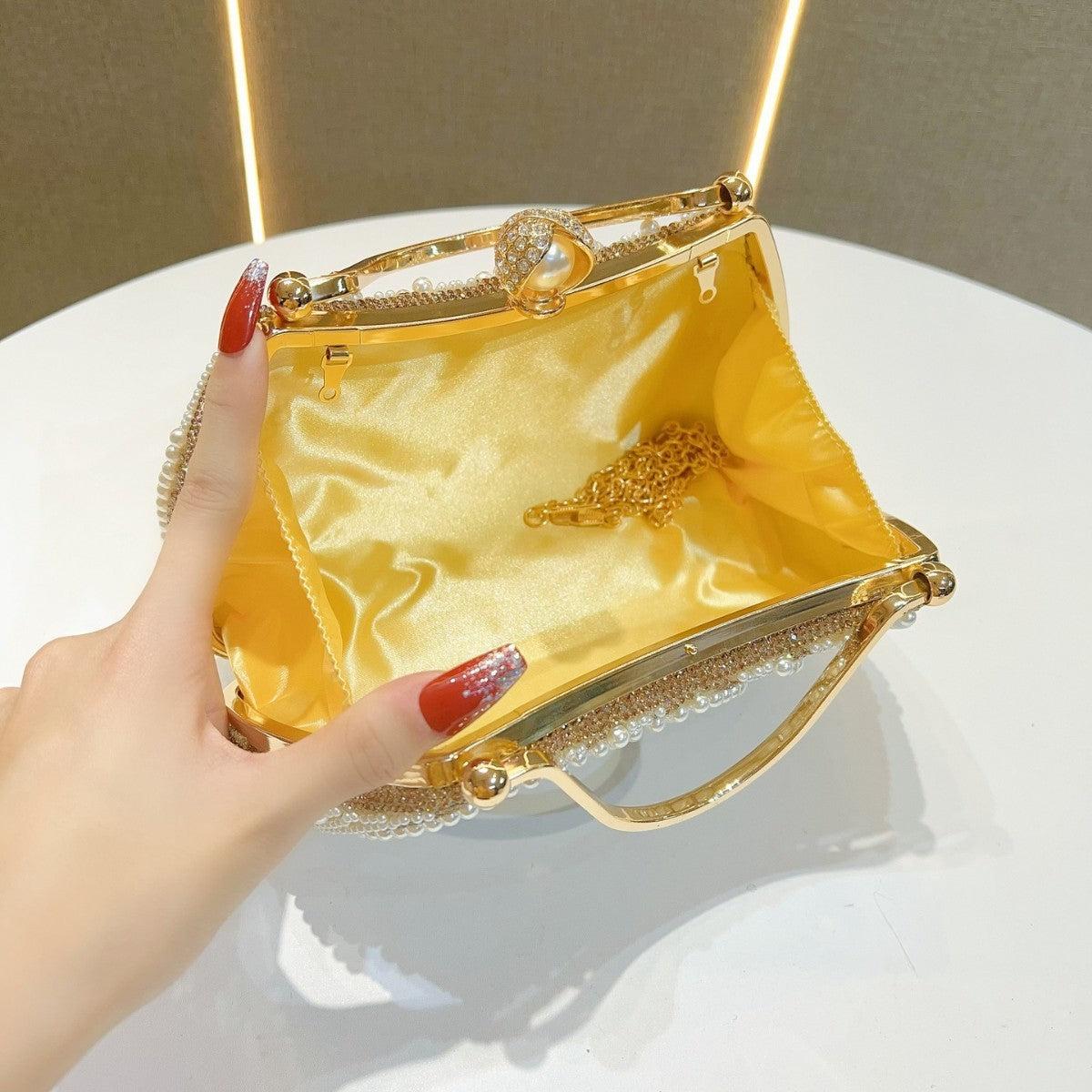 Sac à main à bandoulière en perles et diamants