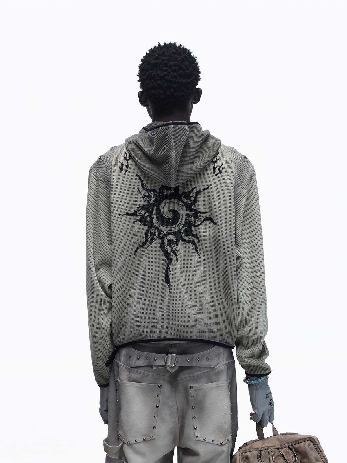 Le sweat à capuche en maille gaufrée vous garde au chaud.