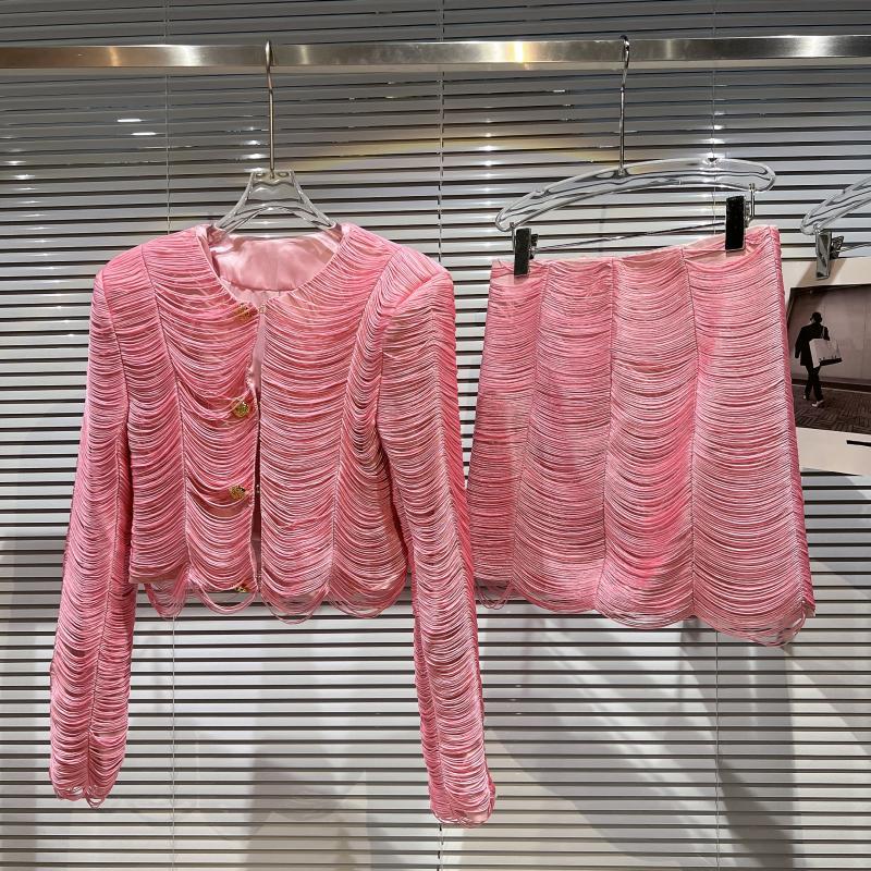 Nuovo abito corto con gonna e spalline imbottite in stile classico con nappa