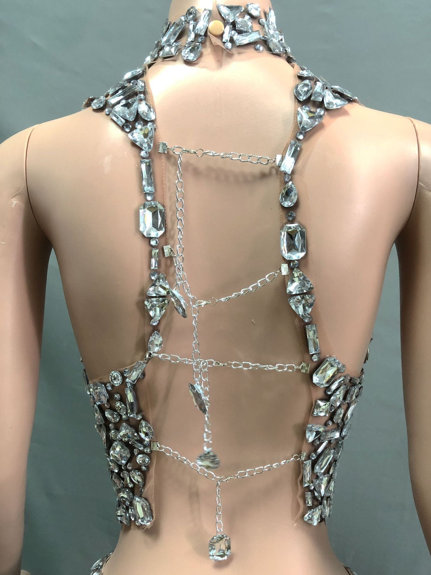 Ensemble deux pièces pour banquet, robe fourreau courte amincissante à la taille et strass, entièrement ornée de diamants