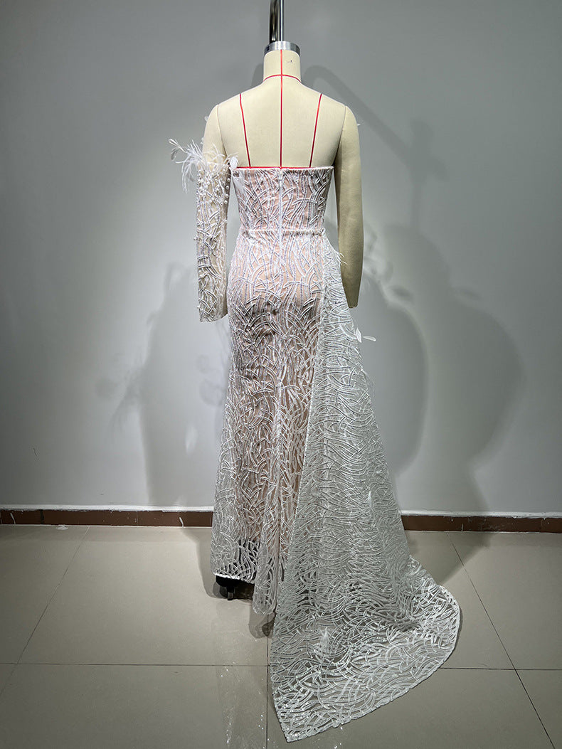 Abito con drappeggio fatto a mano con paillettes perline e cuciture a piume