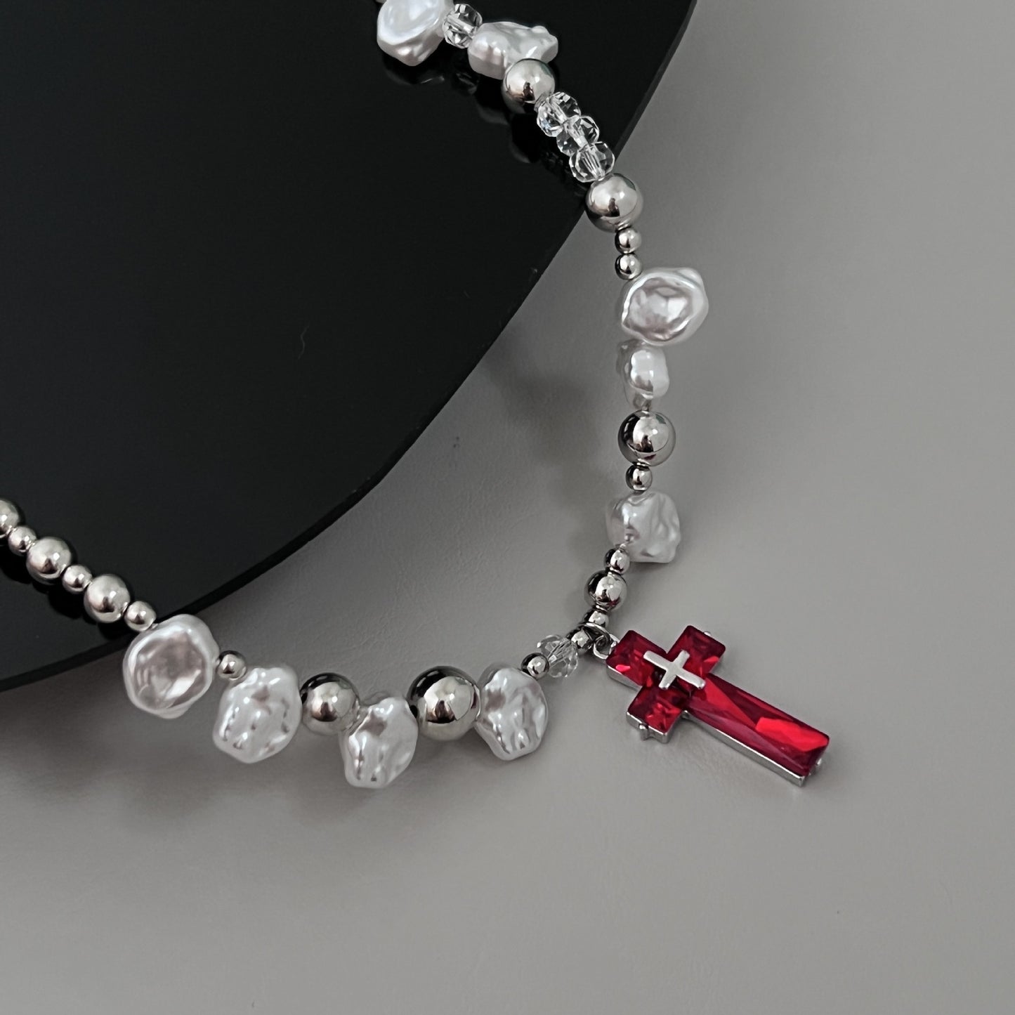 Collier croix en perles et zircon rouge