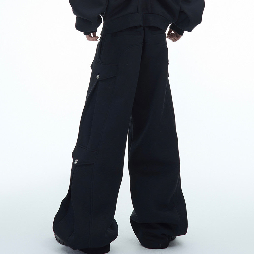 Design piegato con un senso di silhouette e pantaloni casual ispessiti