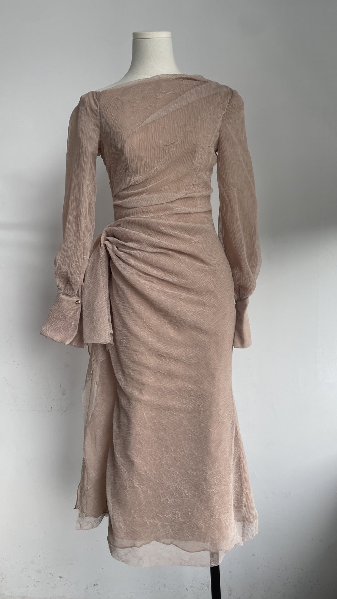 Gentle-style Pleated Long-sleeve Waist-cinching Off-shoulder Gown With Pleats In A Ladylike Aesthetic
