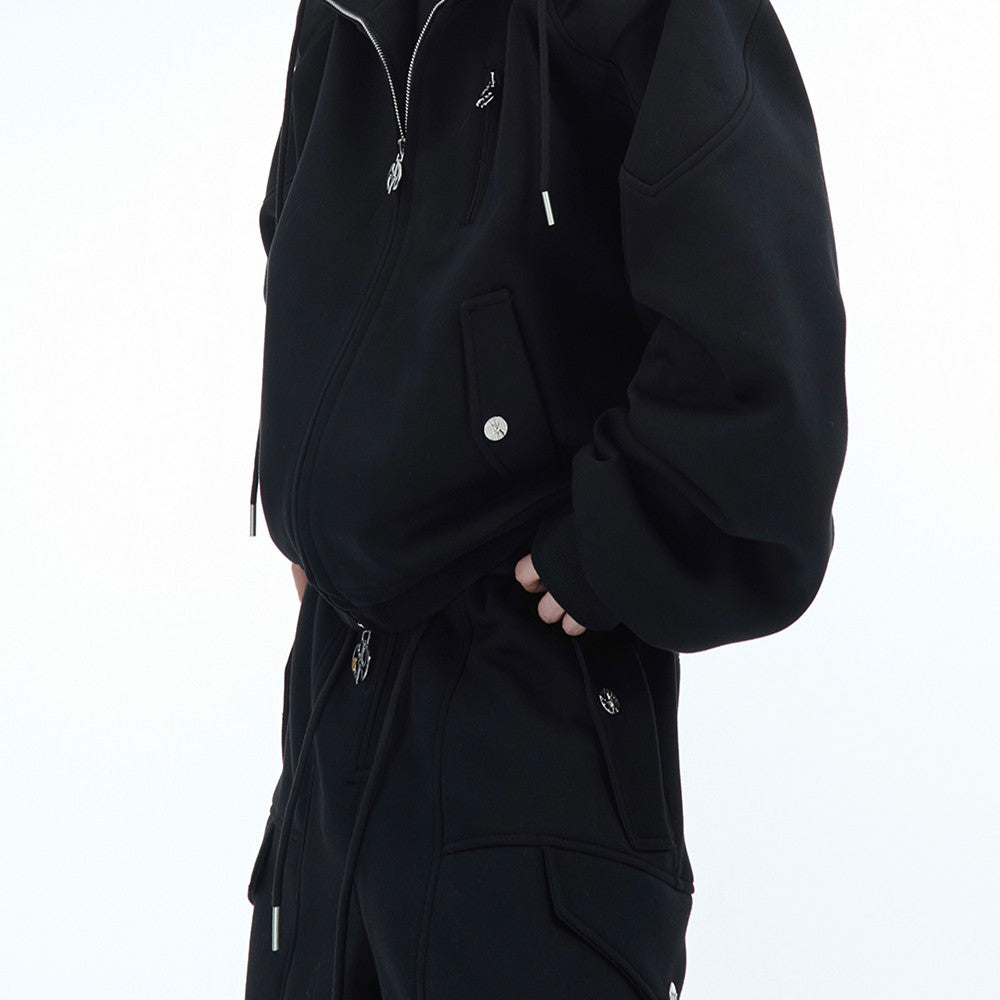 Design piegato con un senso di silhouette e pantaloni casual ispessiti