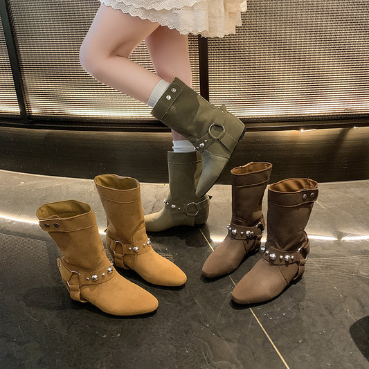 Bottines plates à rivets pointus et boucle de ceinture