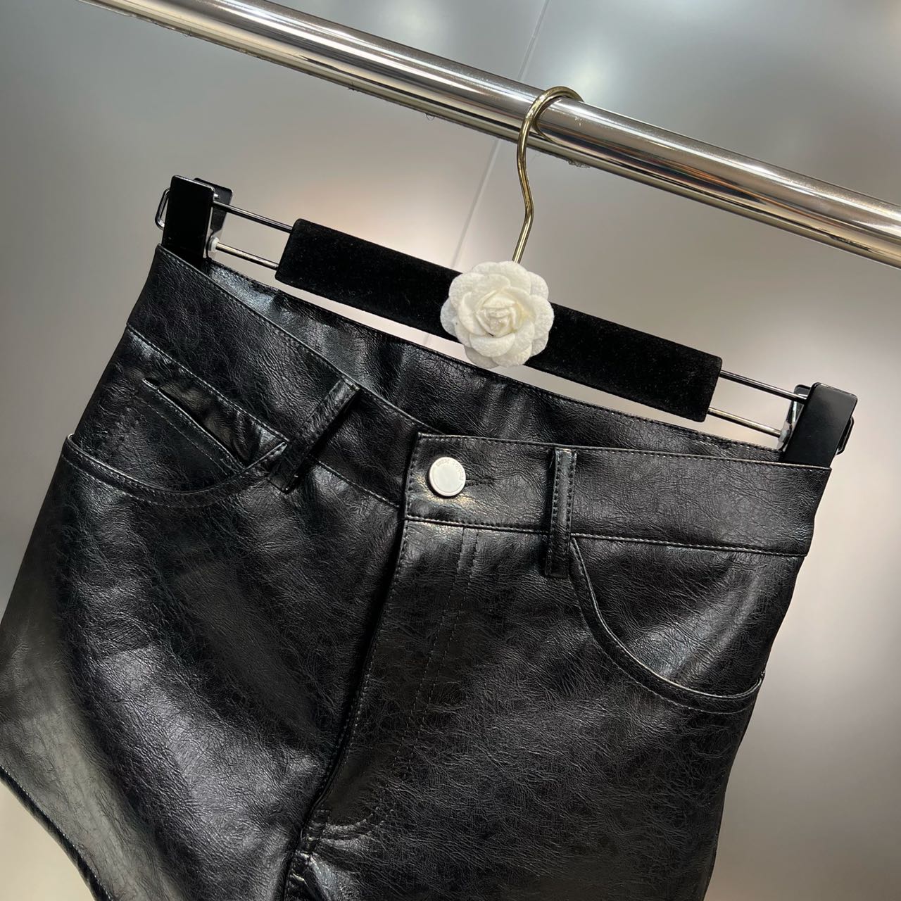 Ensemble pour femme : débardeur dos nu et short en PU brillant