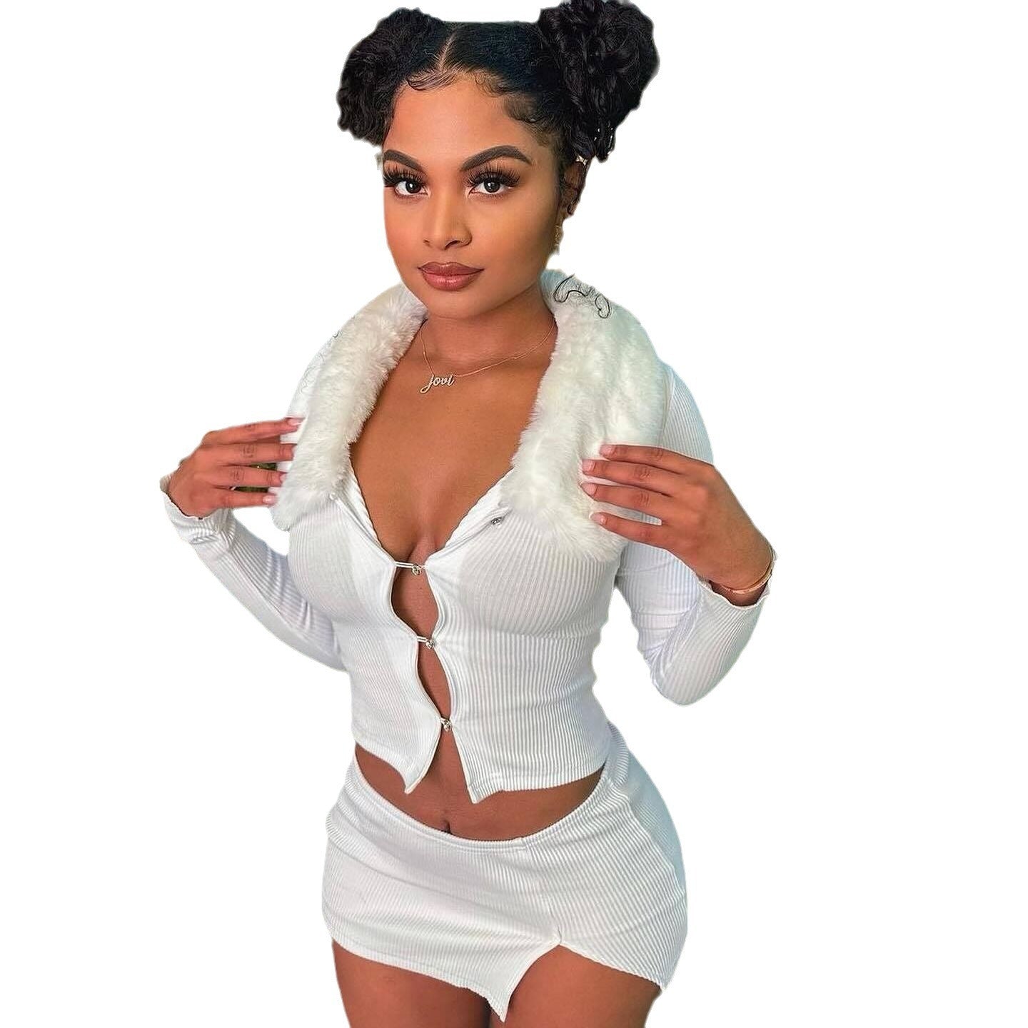 Ensemble haut à manches longues et jupe fendue avec col en fourrure et boutons ajourés