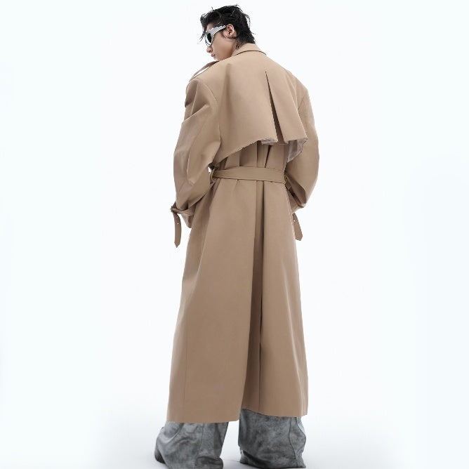 Une niche de l'industrie lourde déconstruit un faux trench-coat deux pièces à épaules rembourrées