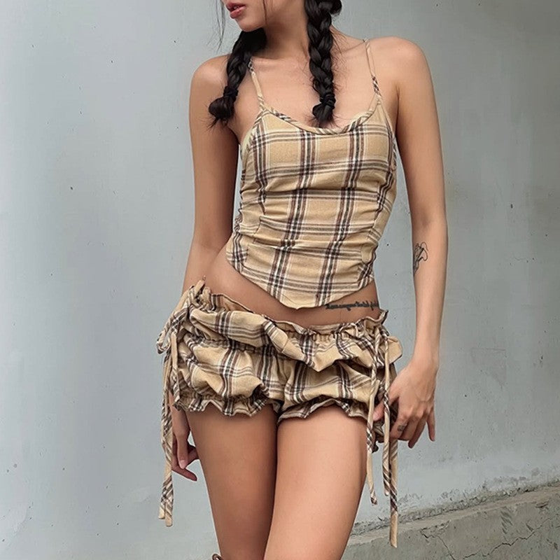 Completo corto in stile retrò con top senza spalline e pantaloncini americani plissettati