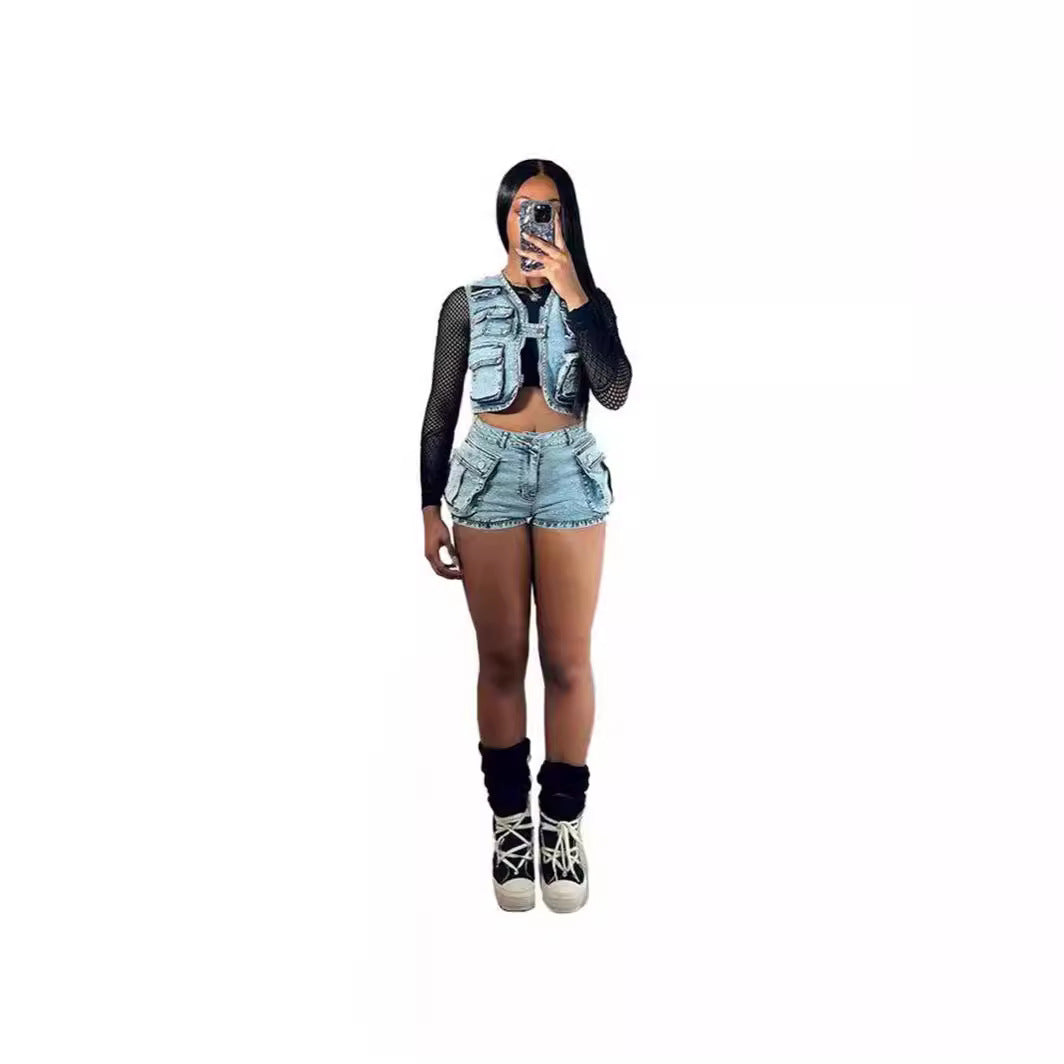 Completo casual in denim con gilet multi-borsa