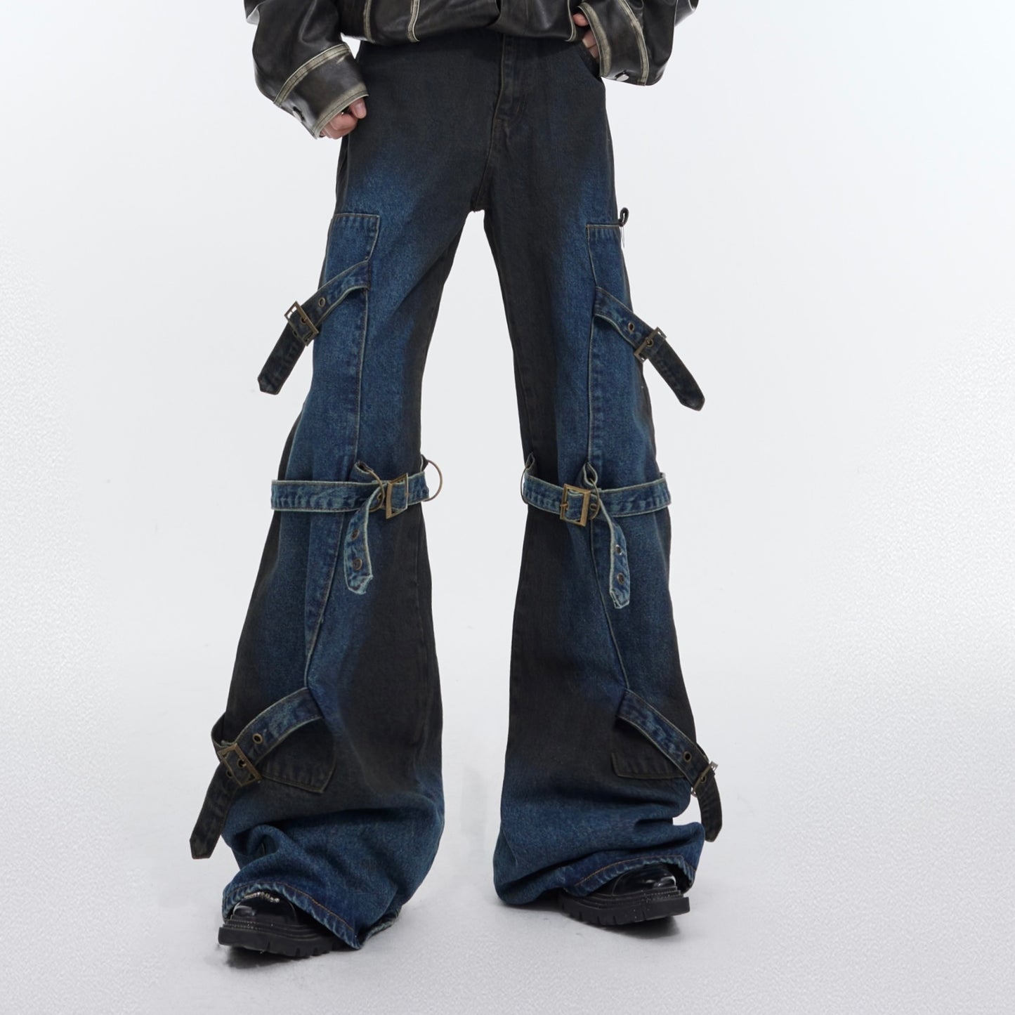 Pantalon décontracté en denim à lacets rétro, légèrement tendu, avec boucle métallique.