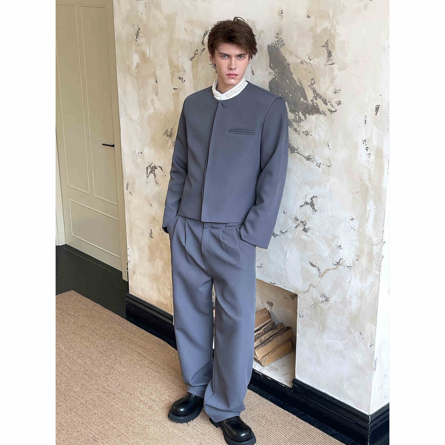 Completo da uomo minimalista di alta qualità con spalle larghe e temperamento tinta unita