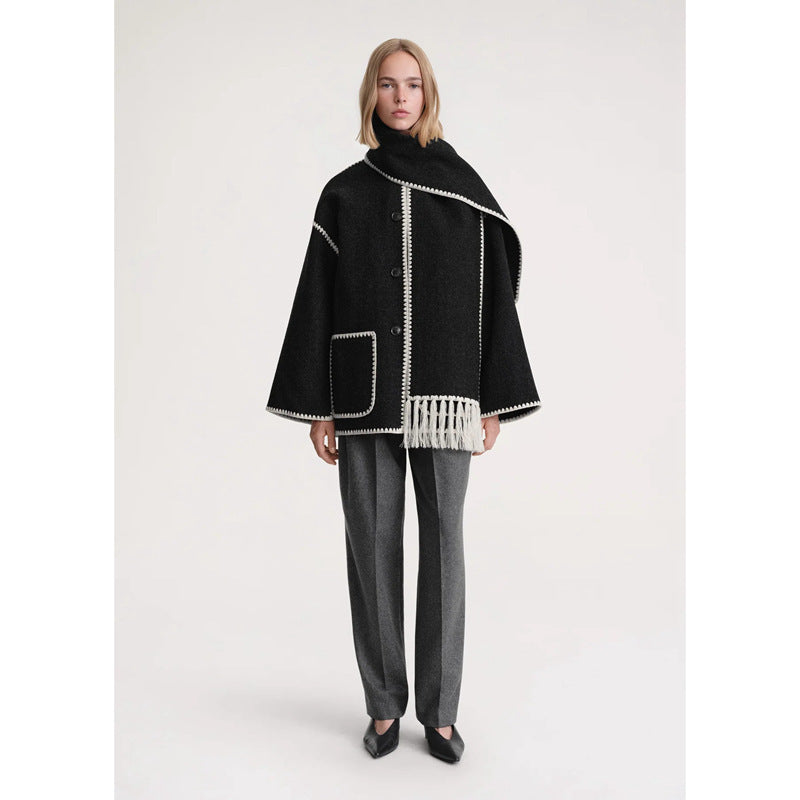 Manteau ample en laine mélangée avec col écharpe à pompons