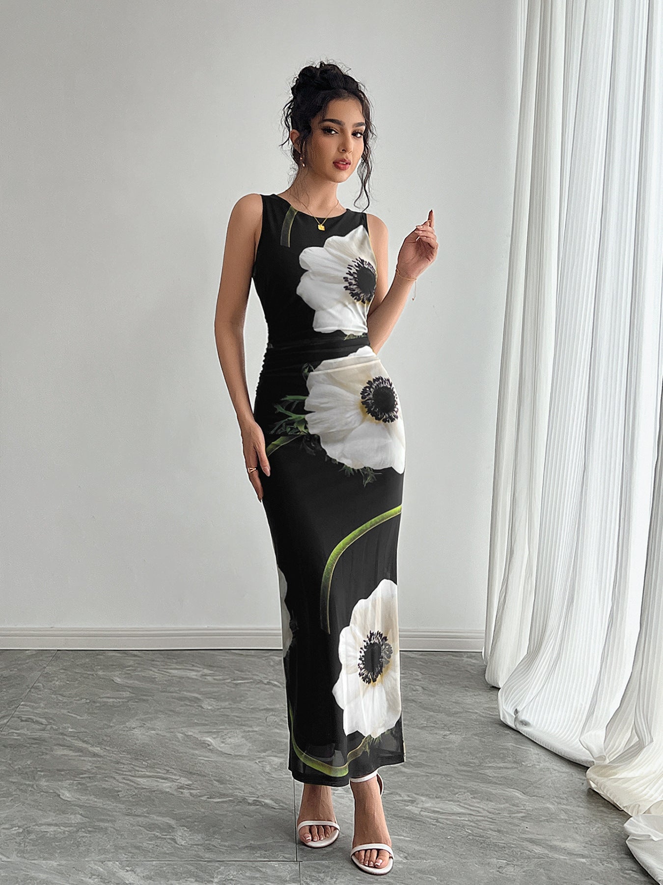 Robe longue sans manches à imprimé floral en maille noire